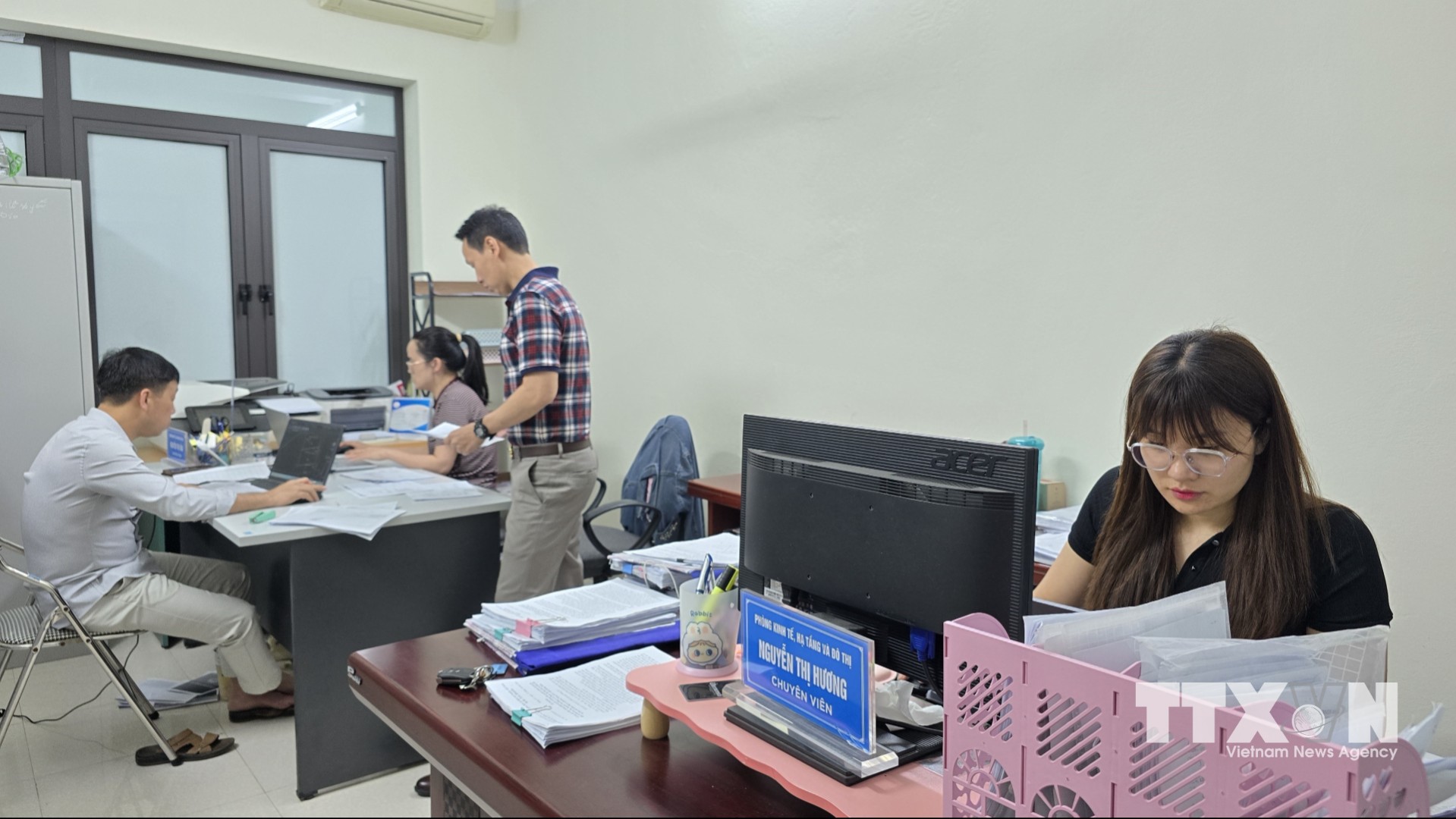 Cán bộ phường Móng Cái 2 làm việc xuyên đêm, đẩy nhanh tiến độ đồng bộ dữ liệu đất đai. (Ảnh: Thanh Vân/TTXVN)